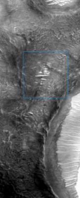 The "Bridges" of Becquerel Crater: The Area (Original NASA/MGS/MSSS b/w CTX Frame)
Quando osserviamo un'Anomalia è naturale cercare di ricondurre quello che vediamo (e che è un elemento 'sconosciuto') a quello che ci è familiare (e cioè ad un elemento 'conosciuto'). 
Questo procedimento è molto comune nel campo della Logica Comparativa ed è alla base dei processi cognitivi che si fondano su semplici associazioni (di concetti, di oggetti, di luoghi etc.). 
Anche noi - al pari di tutti i Ricercatori del Mondo ed in qualità di 'esseri imani' - siamo 'vittime' di questo approccio. 

Però lo conosciamo e quindi cerchiamo di tenerlo nel giusto conto...

Ciò premesso, l'Anomalia che vedrete in questo frame - in campo lungo - e nel prossimo - detail mgnf - noi la abbiamo 'associata' a dei 'ponti'. 
Inutile dire che siamo perfettamente consapevoli del fatto che i rilievi che stiamo vedendo, con ogni probabilità, NON sono affatto dei ponti, però... Però ci assomigliano!

Guardate Voi stessi...
Parole chiave: Mars from orbit - Craters - Becquerel Crater - Controversial