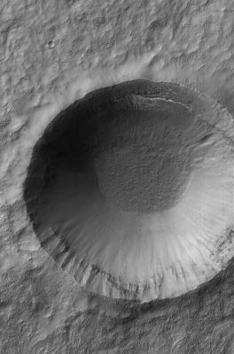 Impact Crater with frost deposits (Benedictus XVI Crater - Original NASA/JPL/MSSS b/w Frame)
Location near: 37,5° South Lat. and 222,1° West Long.
Image width: ~3 Km (~1,9 mi) 
Illumination from: upper left 
Season: Southern Winter 

Lunar Explorer Italia, in passato, ha spesso 'battezzato' crateri e rilievi Marziani i quali - ufficialmente - non hanno nome, usando un pizzico di fantasia e cercando di rimanere rispettosa della tradizione Astronomica e Scientifica in materia di nomenclatura. Oggi, 19 Aprile 2005, abbiamo pubblicato la foto di questo "frosty crater", anch'esso senza nome.
Ebbene, anche se la Scienza e la Fede sono Entità profondamente diverse (e sovente in disaccordo, come la Storia ci insegna e racconta) e sebbene Lunar Explorer Italia sia un'Associazione laica in tutto e per tutto, riteniamo giusto rendere omaggio in qualche modo al Nuovo Pontefice della Santa Romana Ecclesia e quindi battezziamo questo imponente rilievo Marziano con il nome di "Benedetto Decimo-Sesto".
Parole chiave: Mars from orbit - Craters - Benedictus XVI Crater
