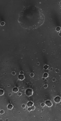 Crater Cluster in Meridiani Planum (Original NASA/MGS/MSSS b/w Frame)
Una piccola porzione di Meridiani Planum, caratterizzata da un grande ed antico cratere (in alto) e da una moltitudine di crateri più piccoli che tanto ci ricordano il Cratere Endurance. certo, sarebbe bello andare a dare un'occhiata a questo strano paesaggio dal basso ma...Opportunity è troppo lontana e, in questa zona, quasi certamente, non ci arriverà mai.
Ma poi, in fondo, chissà...
Parole chiave: Mars from orbit