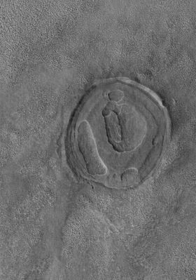 A very unusually-looking Exhumed Crater (Original NASA/MGS/MSSS b/w Frame)
Caption NASA originale:"This MGS-MOC image shows a circular feature on the Martian Northern Plains. It was once a crater formed by meteoritic impact. It was completely filled and buried by and within layered material. Later, the layered materials have begun to be eroded away, re-exposing the old crater rims in the process".

Location near: 44,9° North Lat. and 264,7° West Long.
Image width: ~3 Km (~1,9) mi 
Illumination from: lower left 
Season: Northern Autumn

Nota: a giudicare dalle fattezze emergenti dalle sabbie, più che un antico cratere sepolto ed ora in corso di 'riesumazione', diremmo che potrebbe trattarsi di un modesto rilievo vulcanico (un "camino" infossato), caratterizzato da un discreto numero di caldere. Certo, non si è mai sentito parlare di un 'vulcano sepolto' e poi riportato alla luce dal concorso degli agenti geologici ed atmosferici ma, in fondo, anche le ipotesi più 'sfrontate', alle volte, possono rivelarsi esatte. 
Parole chiave: Mars from orbit - Craters