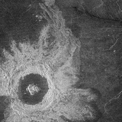 Magellan Probe: radio image of Fossey Crater
Nonostante l'elevata temperatura media superficiale (circa 475°C) e la pressione, anch'essa molto alta (in media 92 bars), la totale mancanza di acqua rende i processi erosivi estremamente lenti. 
Ne consegue che le caratteristiche superficiali del Pianeta restano sostanzialmente inalterate per milioni di anni salva l'esistenza, in alcune zone, di curiose striature del terreno determinate, probabilmente, da venti (wind streaks) o da getti di materiale (polveri e massi) a seguito del verificarsi di impatti meteorici (dust streaks). 
Parole chiave: Naked Venus