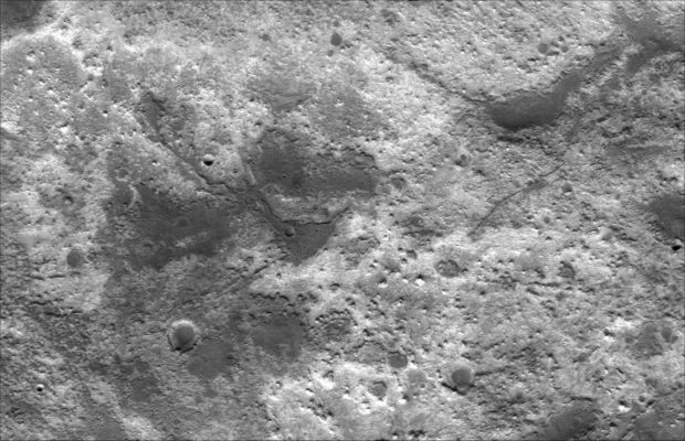 Highly Cratered Terrain in Arabia Terra Region
Image information: VIS instrument;
Latitude: 26,7° North;
Longitude: 341,0° East;
Resolution: 19 meter/pixel.

Parole chiave: Mars from orbit - Arabia Terra Region