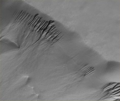 Lyell Crater's Gullies (Original NASA/MGS/MSSS b/w Frame)
Caption originale:"This MGS-MOC image shows a suite of Gullies on a Scarp in Lyell Crater".  

Location near: 69,7° South Lat. and 14,0° West Long.  
Image width: ~3 Km (~1,9 mi)  
Illumination from: upper left  
Season: Southern Summer
Parole chiave: Mars from orbit - Craters - Lyell Crater