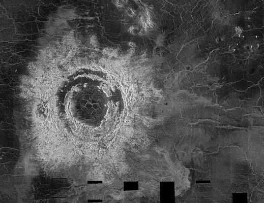 Magellan Probe: radio image of Mona Lisa Crater
L'età media della superficie di Venere è di circa 500 milioni di anni ed una delle domande più interessanti attiene la causa dell'attuale aspetto della superficie del Pianeta (una "lastra di lava"). 
Forse una serie ravvicinata di eventi cataclismici occorsi, appunto, circa 500 milioni di anni fa i quali hanno causato l'esplosione simultanea di migliaia di vulcani (con conseguenze catastrofiche evidenti) oppure l'effetto di lenti, ma costanti e lunghissimi, processi di accumulo e deposito di materiali eiettati dagli innumerevoli vulcani che tutt'ora costellano - ed illuminano - la superficie del Pianeta?
Parole chiave: Naked Venus
