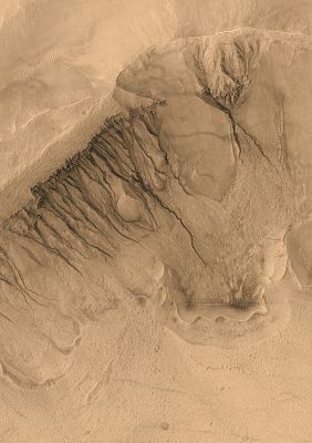 Gullies inside Newton Crater - Terra Sirenum (Natural Colors; credits: NASA/MGS/MSSS)
Caption NASA originale:"Both pictures show gullies (gully--->plur.: gullies: "gole" o "crepacci scoscesi") on the walls of two different meteor impact craters that occur in Newton Basin in Sirenum Terra, Mars. This picture, showing gullies in a crater at 42.4°S, 158.2°W, exhibits patches (patch-->geol.: "placche" o "macchie") of wintertime frost on the crater wall and dark-toned sand dunes on the floor. Its resolution is 1,5 meters (5 feet) per pixel - objects the size of school buses can be resolved in the full size image. The gullies in these craters originate at a specific layer and may have formed by release of groundwater to the martian surface in geologically recent times".
Parole chiave: Mars from orbit