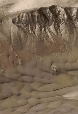 Gullies inside Newton Crater - Terra Sirenum (Natural Colors; credits: NASA/MGS/MSSS)
Caption NASA originale:"This picture shows gullies in a crater at 39.0°S, 166.1°W and it is one of the highest-resolution images ever obtained from Mars. Also in this case the resolution is 1,5 meters (5 feet) per pixel".
Parole chiave: Mars from orbit