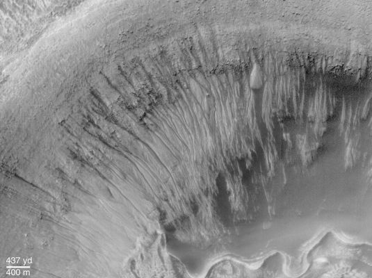 Newton Crater's Gullies (Original NASA/MGS/MSSS b/w Frame)
Da "NASA - Picture of the Day" del 26.6.2000:"...Inside a small crater that lies inside large Newton Crater on Mars, numerous narrow channels run from the top down to the crater floor. The above picture covers a region spanning about 3000 meters across. These and other gullies have been found on Mars in recent HR pictures taken by the orbiting Mars Global Surveyor robot spacecraft. Similar channels on Earth are formed by flowing water, but on Mars the temperature is normally too cold and the atmosphere too thin to sustain liquid water. Nevertheless, many scientists now hypothesize that liquid water did burst out here from underground Mars, eroded the gullies and pooled at the bottom as it froze and evaporated. If so, life-sustaining ice and water might exist even today below the Martian surface (...)". L'idea che ci sia acqua allo stato liquido sotto la superficie di Marte non è nuova, anzi: la NASA stessa lo ipotizzava 4 anni fa. Oggi, dopo mesi di esplorazione "in loco", tutto tace. Forse un ripensamento?
Parole chiave: Mars from orbit - Craters - Newton Crater
