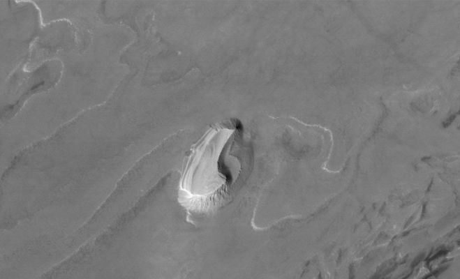 Layered "Mesa" inside Spallanzani Crater (Original NASA/MGS/MSSS b/w Frame)
Caption NASA originale:"This MGS-MOC image shows a layered, light-toned Mesa among other Layered Materials exposed in a mound that covers much of the Floor of Spallanzani Crater".  

Location near: 58,3° South Lat. and 273,9° West Long.
Image width: ~3 Km (~1,9 mi)  
Illumination from: upper left  
Season: Southern Summer 
Parole chiave: Mars from orbit - Craters - Spallanzani Crater