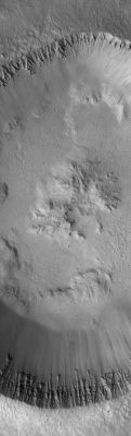 Unnamed Crater in Lycus Sulci (Original NASA/MGS/MSSS b/w Frame)
Un Cratere da impatto Senza Nome giace nell'area immediatamente ad Ovest di Lycus Sulci ed a Nord-Ovest del Monte Olympus. Spettacolare il livello di dettaglio raggiunto nella ripresa delle pareti del Cratere che, nella sua interezza, copre un'area di circa 3 Km quadrati.
Parole chiave: Mars from orbit - Craters - Unnamed Crater