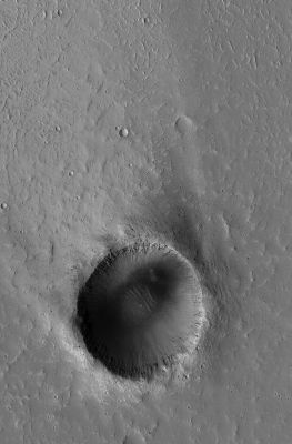Unnamed Crater with Windstreak (Original NASA/MGS/MSSS b/w Frame)
Caption NASA originale:"This MGS-MOC image shows a 1,2 Km North Mid-Latitude Unnamed Crater with a bright Windstreak". 

Location near: 30,8° North Lat. and 131,8° West Long.
Image width: ~3 Km (~1,9 mi) 
Illumination from: lower left 
Season: Northern Summer 

Parole chiave: Mars from orbit - Craters