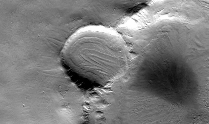 Unnamed "Double" Impact Crater (1 - Original NASA/JPL/ASU b/w Frame)
Location near: 42,9° North Lat. and 157,9° East Long.
Image width: ~3 Km (~1,9 mi) 
Season: Northern Spring
Resolution: 19 mt/pixel

Parole chiave: Mars from orbit - Craters - Unmnamed Double Crater