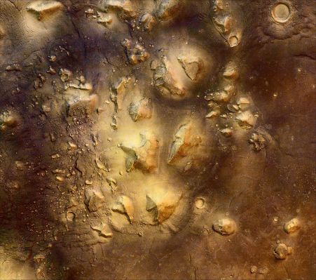 The "Face" and Cydonia according to ESA (2)
L'ESA ha fatto soltanto quello che, almeno a nostro parere, ha già sino ad ora dimostrato di saper fare benissimo: stare dietro alla NASA (in termini di "filosofia generale"), ma producendo del materiale di gran lunga più scadente (sia in termini quantitativi, sia in termini qualitativi).
Tutto qua. 
Giudizio troppo severo? Giudicate Voi stessi: andate sui Siti ESA dedicati alle Missioni Marte, Venere e Luna (SMART-1) e poi fateci sapere.
Ma torniamo alla "Sfinge". 
A noi sembra piuttosto evidente che alla maggior parte degli Studiosi e dei Ricercatori i quali si sono occupati di Marte in generale e degli Enigmi di Cydonia in particolare abbia fatto difetto - scusate - il Buon Senso. 
Ma proviamo un pò a ragionare insieme: ammesso che la "Sfinge di Cydonia" sia realmente una "Sfinge" (ossìa un'opera artificiale prodotta da un'antica Civiltà Marziana), essa dovrebbe anche rappresentare un qualcosa che è "sopravvissuto", come minimo, a qualche milione di anni di inclementi azioni geologiche e meteorologiche. 
Un qualcosa che è "sopravvissuto", quindi, ad eventi quali: impatti meteorici, sismi, possibili inondazioni e piogge torrenziali prima, e poi una totale ed assoluta aridità dell’ambiente; non dimentichiamo poi le escursioni termiche impressionanti che hanno caratterizzato e caratterizzano Marte e quindi, last but not least, i venti impetuosi che, come il panorama Marziano ci dimostra perfettamente, agiscono, assieme alla sabbia ed alle polveri sottili che trasportano, come una sorta di (gigantesca e naturale) "mola" che una volta affila ed una volta pialla; che ora disegna ed ora cancella. 
E così via.
Proseguiamo: la datazione della Sfinge di Cydonia e delle Piramidi è, ovviamente, incerta, ma qualche esame (effettuato tramite la strumentazione di bordo delle navicelle che hanno orbitato intorno al Pianeta Rosso, dai Viking Orbiters a Mars Express, appunto) ci dice che i rilievi superficiali potrebbero avere un’età compresa fra gli 800 milioni ed il miliardo di anni. 
Cercate di focalizzare la Vostra attenzioni su questi periodi e poi pensate per un istante alle piramidi Egizie - un elemento che Hoagland ed altri considerano fondamentale nella comprensione della "Earth-Mars Connection"…

Parole chiave: Virtual Mars