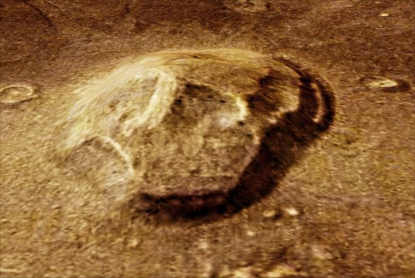The "Face" and Cydonia according to ESA (3)
Quanto tempo è bastato per sfigurare abbondantemente la Sfinge di Giza e le splendide Piramidi di Cheope, Chefren e Macerino? Poco.
Poche migliaia di anni e, certamente, una serie di eventi geologici ed atmosferici di gran lunga meno devastanti di quelli che hanno “disegnato” il Marte che vediamo oggi.
Deduzione: fra poche migliaia di anni non resterà più nulla (salvo l’intervento pesante e risolutivo dell’uomo).

Ora, che cosa distinguerebbe i “Monumenti” di Cydonia da quelli di El-Giza (a parte la localizzazione)? Ebbene, nulla: essi sarebbero – according to Hoagland e Soci – l’espressione di menti affini e di Civiltà affini.
Ma soprattutto, pietra è l’elemento che è stato usato per fabbricare i Monumenti di El-Giza e pietra è l’elemento che sarebbe stato usato per fabbricare i Monumenti di Cydonia.

Ora, basta questa semplicissima considerazione per rendersi conto di quanto sia intrinsecamente assurda ed improponibile tutta la storia di Cydonia: ma quale pietra (!) lavorata, infatti, potrebbe mai resistere – con tutto il rispetto per l’eventuale Civiltà che l’avrebbe prodotta ed usata – a quasi un miliardo di anni di azioni distruttive conservando una determinata (e riconoscibile) apparenza (umanoide) esteriore – come ripresa dalla Sonda Viking Orbiter 1 – per poi “sfasciarsi” e diventare di fatto irriconoscibile (vedi i frames NASA-MGS, su tutti) in poco più di 20 anni?

Allora, usiamo il Rasoio di Okkam per cercare di venire a capo di qualcosa: è più probabile che negli ultimi 20 anni è accaduto qualcosa su Marte che ha, di fatto, “portato alla rovina” un capolavoro architettonico durato quasi un miliardo di anni, oppure è più logico pensare che gli eventi geologici e meteorologici che hanno coinvolto, negli ultimi 20 anni , la Regione di Cydonia sono, di fatto, irrilevanti e quello che abbiamo visto (rectius: creduto di vedere) tramite le immagini Viking era solo un affascinante e spettacolare “illusione visiva” determinata, inter alia, dalle ottiche impiegate dalla Sonda per ottenere l’immagine, nonché dall’altezza e dall’angolazione del Viking Orbiter rispetto al suolo ed al rilievo ripreso, nonché dall’altezza del Sole sull’orizzonte locale al momento della ripresa etc.?

Parole chiave: Virtual Mars