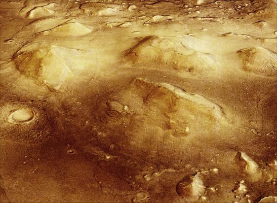 The "Face" and Cydonia according to ESA (4)
Ecco il concetto di “Buon Senso” che, a nostro avviso, è mancato e, purtroppo, manca tutt’ora: basta usare la logica, qualche ragionamento, le (poche, ma significative) informazioni di cui disponiamo e subito si può non diciamo “dissipare ogni dubbio” (per carità: anche a noi piace il “Mistero”!), ma quantomeno iniziare a vedere le cosa in maniera un pizzico più chiara, semplice e razionale.

Che poi una serie di (ribadiamo) pseudo-Ricercatori e Scienziati – motivati da ragioni di “cassa” e certo non di “Scienza&Cultura” - ci griderà di “Non toccare la Sfinge” lo diamo per scontato ed assodato.
Oltre al Prof. Hoagland, infatti, quanti altri “Ricercatori” hanno visto e vedono, un po’ ovunque su Marte, “Sfingi”, “Templi”, “Piramidi”, “Ville”, “Quartieri Residenziali” ed altre stupidaggini del genere?

Certo, se si vogliono scrivere libri (facili) per affascinare il Pubblico e poi far quattrini (facili anch’essi), non si può parlare, osservando Marte (o la Luna stessa, o qualcuna delle Lune di Giove o di Saturno) di “azioni geologiche erosive”, o di “impatti sequenziali”, o di “venti impetuosi” o, magari, di “affascinanti ed ingannevoli chiaro-scuri”: no, certo che no.

Bisogna parlare di “Connessione Terra-Marte”, di “Civiltà Perdute”, di “Opere immortali” lasciate quale sulla superficie dagli ultimi superstiti del Grande Cataclisma che sconvolse Marte, quale mònito ai Visitatori che sarebbero arrivati e si sarebbero posti domande troppo complesse.
Certo: bisogna fare sensazionalismo, soprattutto.

Se poi, attraverso questo “sensazionalismo”, si concorre anche a banalizzare la Materia, o a farci ridere dietro dall’Intelligence che controlla la NASA (e non solo), o a far passare chi studia Marte (e non solo) con tutti i suoi enigmi come dei “mitomani” o degli “spostati” non fa nulla.
Quello che conta, è solo l’obiettivo di breve termine: pubblicare un articolo, pubblicare un libello, fare e farsi pubblicità, fare quattro soldi…

Parole chiave: Virtual Mars
