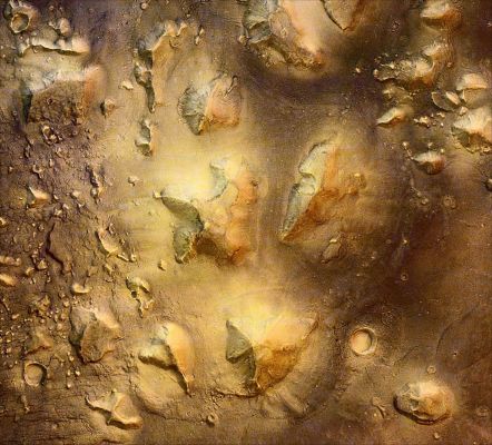 The "Face" and Cydonia according to ESA (5)
Che ne dite, allora, Cari Amici: Vi sembra che questo scenario che abbiamo cercato di tracciare sia troppo drastico? 
Oppure siete d’accordo con noi? 
O magari avete altre idee, delle quali volete renderci partecipi?

Scriveteci e noi, con il tempo, Vi risponderemo. 
Scriveteci e, soprattutto, quando avrete voglia non solo di vedere immagini realmente enigmatiche, ma anche di porVi delle domande davvero significative, provate a scorrere la Galleria “Mars and His Moons”, dove non ci sono solo “colline a forma di faccia”, ma anche “crateri improbabili”, “cascate ghiacciate”, “torrenti di polvere”, “dune luccicanti” e così via.
Le Meraviglie di Marte (e non solo), credeteci, non si esauriscono mai e, soprattutto, non si esauriscono in tre o quattro (presunte e sempre questionabili) Singolarità.

E poi, lasciatecelo dire per favore, non serve scomodare - sempre e/o necessariamente - gli Egizi, gli Aztechi, gli Annunaki o chi per essi per guardare con Spirito Informato dentro la Storia (della Terra, di Marte e del Sistema Solare) e dentro la Scienza: in effetti, occorre solo aprire gli occhi e poi, agendo con passione, onestà intellettuale e per Amor di Ricerca, basta guardare, leggere e riflettere.

E per compiere queste tre azioni, a nostro parere, non Vi serve nè il nostro “imprimatur”, né quello di tanti altri pseudo-Scienziati e pseudo-Ricercatori prezzolati i quali, fra una duna e l’altra e dietro alla forma più o meno bizzarra di qualche collinetta o di alcuni crateri, grazie ad una ottima dose di fantasia, di sfacciataggine e di (lo riconosciamo) “spirito imprenditoriale”, non hanno probabilmente trovato una risposta agli “Enigmi di Marte” (e dell’Universo…), ma di certo hanno dato una bella e consistente sistemata ai loro portafogli.

Purtroppo, nel fare questo, costoro hanno anche prodotto – incidentalmente… – un oceano di banalizzazione e di disinformazione.

Che fare, allora? Purtroppo, quando chi sa, tace, la cosa migliore da a fare, a nostro avviso, è solo osservare, studiare, cercare di essere prudenti e rimanere pragmatici: poi sarà la Storia – quella VERA – a giudicarci.

Pensateci sopra: noi aspettiamo i Vostri commenti!

Parole chiave: Virtual Mars