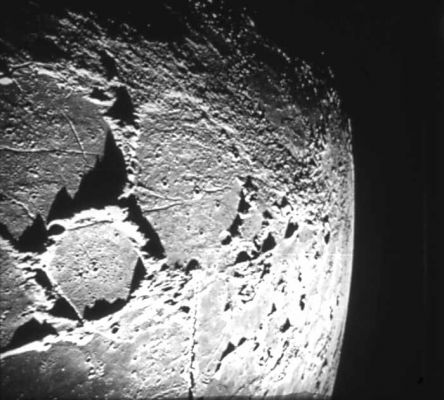 APOLLO 16 AS 16-M-R37-1419 - Craters and peaks
L'immagine non è sicuramente perfetta, ma la dimensione dei crateri che la CSM Casper sta sorvolando, unita ai giochi di luce e di ombre che una serie di picchi rocciosi, posizionati sul versante Nord del cratere più piccolo (in basso) che sembra fungere da supporto ai due crateri giganti che lo sovrastano, ci sono sembrati motivi sufficienti per inserire questo frame nella galleria. Ed a proposito di "Spettacoli della Natura", ci siamo chiesti che effetto farebbe allunare proprio in mezzo ad uno dei crateri visibili in questa fotografia, e poi rivolgersi in direzione dei picchi ai quali accennavamo in precedenza. Forse, al di là delle becere e per lo più demagogiche chiacchiere - nonchè delle rozze e semplicistiche filosofie - di coloro che ritengono "inutile" esplorare il cosmo (a cominciare dalla Luna...), dovremmo accettare la semplice realtà e dire che, in fondo, alla "splendida desolazione della Luna" ed alla "ruvida bellezza" dei suoi panorami, il Genere Umano - ahinoi - non è ancora pronto...
Parole chiave: Metric Frames