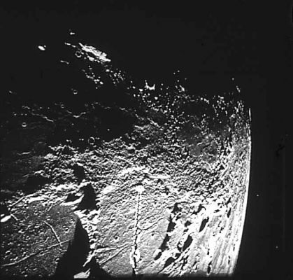 APOLLO 16 AS 16-M-R37-1421 - Craters, peaks and a star-like object
Ancora i crateri e le ombre di cui parlavamo a proposito del frame 1419. La qualità di questo frame è decisamente bassa, ma l'apparizione, poco al di sopra del bordo della Luna, di uno star-like object di modeste dimensioni, ci ha convinto ad inserirlo nella galleria. In futuro, Vi sapremo dire se lo star-like era vero o se si trattava solo di un artifact.
Parole chiave: Metric Frames