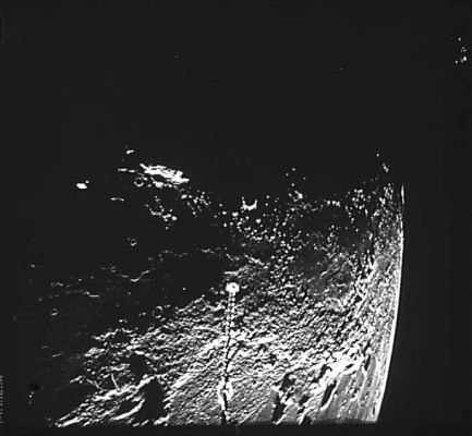 APOLLO 16 AS 16-M-R37-1422 - What's up there?!?
C'è sicuramente qualcosa di curioso, in questo frame, che non ci è stato possibile spiegare. Guardate in alto, alla Vostra Dx: noterete un gruppo di puntini luminosi i quali - a prima vista - ci sono sembrati un difetto del film. Può effettivamente trattarsi di un vizio della pellicola, ma non ne siamo certi al 100% e dunque Vi offriamo l'immagine così com'è, affinchè anche Voi possiate elaborarla e, se sarete bravi e fortunati, tentare di risolvere questo nuovo - piccolo - mistero.
Parole chiave: Metric Frames - Controversial