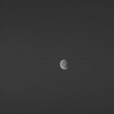 Saturnshine on Dione
Dione è solo al primo quarto, ma il suo lato in ombra ci appare comunque discretamente visibile - come alle volte accade anche alla nostra Luna - grazie alla luce che arriva dall'immenso disco illuminato di Saturno (il "saturnshine", o "chiaro di Saturno").
Parole chiave: Saturn's Moons - Dione