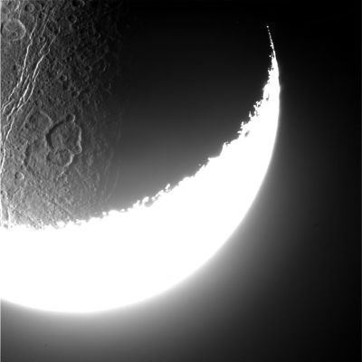 The "Night" of Dione (1)
Dalla "modesta" distanza di circa 158.000 Km, Cassini fotografa Dione e, sovraesponendone le regioni su cui splende il Sole, è capace di regalarci una incredibile e suggestiva visione dei rilievi Dioniani immersi nella notte e vagamente rischiarati, con ogni probabilità, dal solo "Saturnshine", o "Chiaro di Saturno".
Parole chiave: Saturn's Moons - Dione