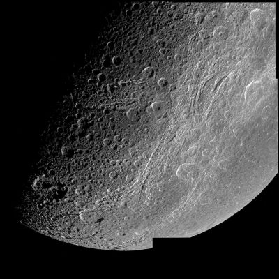 Dione: close-up (2) - HR
Caption NASA originale:"This very detailed image taken during the Cassini spacecraft's closest approach to Saturn's moon Dione on Dec. 14, 2004 is centered on the wispy terrain of the moon. To the surprise of Cassini imaging scientists, the wispy terrain does not consist of thick ice deposits, but rather the bright ice cliffs created by tectonic fractures". Una nostra piccola annotazione: tutta la superficie di Dione è, a ben vedere, un mosaico di quelle che alla NASA chiamano "tectonic fractures"; ma guardate bene che cosa si diparte, circa al centro dell'immagine, dalla linea del terminatore: una "frattura tettonica anomala", perfettamente dritta, curiosamente molto luminosa (ci ricorda una pista di atterraggio/decollo di aeromobili oppure un'autostrada...) che attraversa altre fratture (decisamente più "naturali"...) e che costeggia il bordo di almeno 5 crateri, uno dei quali ci sembra abbastanza grande. Se non la vedete, guardate il detail mgnf che abbiamo preparato per Voi nel frame successivo.
Parole chiave: Saturn's Moons - Dione