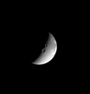 A line of craters on Dione and a crater with "something" inside...
Al di là della oggettiva bellezza e della grande suggestione che suscita questa immagine, la domanda (scherzosa, naturalmente) sorge in noi spontanea: ma dentro il "cratere maggiore" (proprio in centro, a ridosso del terminatore), che cosa c'è?!?
Parole chiave: Saturn's Moons - Dione - Controversial image