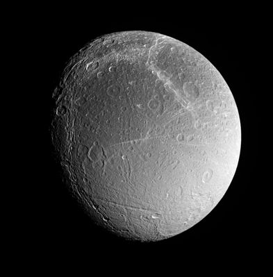 The "Old Face" of Dione
Original NASA caption"Dione's Southern Polar Region (as shown here) contains fractures whose softened appearance suggests that they have different ages than the bright braided fractures seen in the image to the North. This Region is also notably brighter than the near equatorial terrain at the top of the image. At center, several of the bright, radial streaks mark a feature named Cassandra, which may be a rayed crater or a tectonic feature. 
This view of Dione (1118 Km across) captures high southern latitudes on the Moon's trailing hemisphere. 
The image was taken in visible light with the Cassini spacecraft narrow-angle camera on Aug. 1, 2005, at a distance of approx. 269.000 Km(about 167.000 miles) from Dione and at a Sun-Dione-spacecraft, or phase, angle of 41°. Image scale is 2 Km (about 1,2 miles) per pixel".
Parole chiave: Saturn's Moons - Dione