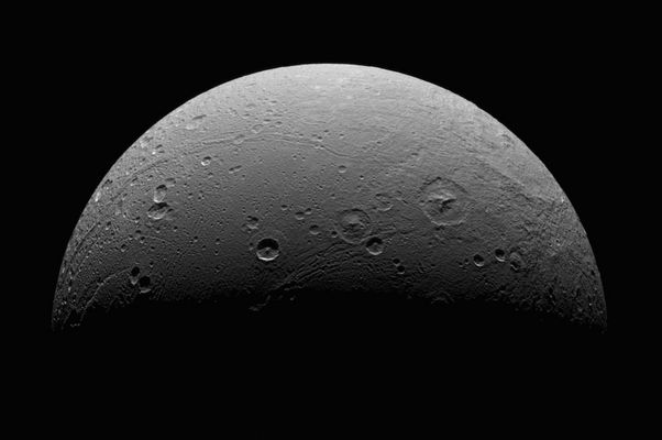 Dione's faulted surface (HR)
Caption originale"This view highlights tectonic faults and craters on Dione, an icy world that has undoubtedly experienced geologic activity since its formation. 
This view looks toward the Leading Hemisphere on Dione (which is about 1.126 Km - or 700 miles - across). North is up and rotated 20° to the right. 
The image was taken with the Cassini spacecraft narrow-angle camera on Dec. 24, 2005 at a distance of approximately 151.000 Km (roughly 94.000 miles) from Dione and at a phase angle of 99°. Image scale is approx. 896 mt (about 2.940 feet) per pixel". 


Parole chiave: Saturn's Moons - Dione