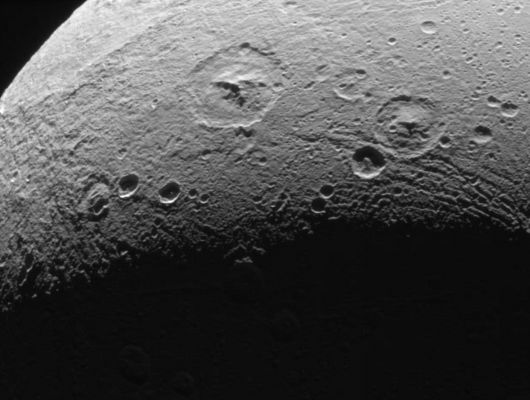 Closing-up on Dione
Caption originale:"This close-up of Dione's icy surface shows deeply shadowed craters near the Terminator, as well as a group of roughly linear faults above center. 
The terrain shown here is on the moon's Leading Hemisphere. North on Dione is up and tilted 21° to the right. 

The image was taken in visible green light with the Cassini spacecraft narrow-angle camera on Dec. 24, 2005 at a distance of approximately 152.000 Km (about 94.000 miles) from Dione and at a phase angle of 109°. Resolution in the original image was about 904 mt (roughly 2.965 feet) per pixel. The image has been magnified by a factor of two and contrast-enhanced to aid visibility".
Parole chiave: Saturn's Moons - Dione