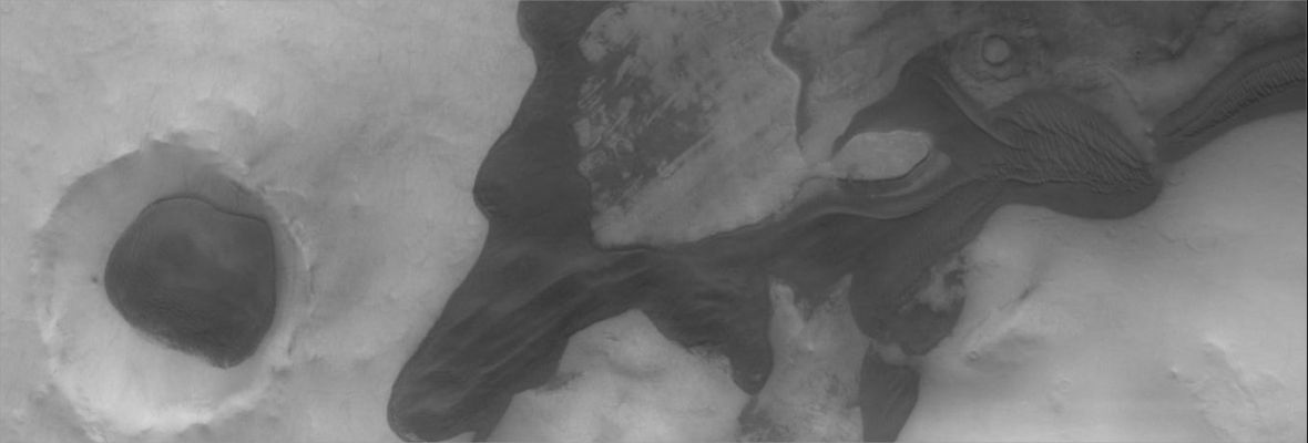 Defrosted Dunes (Original NASA/JPL/ASU b/w Frame)
Original caption:"These Dark Dunes are Frost covered for most of the year but, as Southern Summer draws to a close, the Dunes have now been almost completely defrosted".

Image information: VIS instrument;
Latitude: 66,6° South;
Longitude: 37,0° East;
Resolution: 34 meter/pixel.
Parole chiave: Mars from orbit - South Polar Features - Dunes