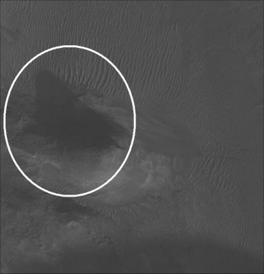 Dark Dunefield? (Original NASA/MGS/MSSS b/w Frame)
A nostro parere la "chiazza scura" che ci è stata segnalata dal Dr Barca e che caratterizza un'ampia porzione di questo frame non è un'ombra, bensì - dopo aver operato alcune comparazioni visive con altri frames similari - un "affioramento" di un qualche tipo (una "macchia" della superficie - simile ai "seeps" - che può essere indice della presenza di idrocarburi affioranti o, più spesso, dell'esposizione del suolo post evaporazione di ghiacci superfciali o sublimazione di ghiacci di CO2); da non escludersi la possibilità che si tratti di un reticolato - non risolvibile con questa bassa definizione - di Dark Dunes (insomma: un Dunefield a bassa albedo).
Le uniche ombre significative ed oggettivamente visibili dalle varie Sonde che orbitano attorno a Marte sono quelle di Deimos e Phobos, quando producono una Eclissi Solare. Tuttavia, esaminando qualche frames relativo ad Eclissi viste dall'orbita, si può notare che quando le lune di Marte proiettano ombra sulla Superficie del Pianeta, l'effetto visivo è molto diverso da quello che vediamo in questo frame.
Parole chiave: Mars from orbit - Dunes - Controversial Frame
