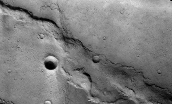 Features of Syrtis Major Planum, proximities of Meroe Patera (Original NASA/2001 Mars Odyssey Orbiter b/w Frame)
Image information: VIS instrument;
Latitude: 6,3° North;
Longitude: 68,3° East;
Resolution: 18 meter/pixel.

Parole chiave: Mars from orbit - Aeolian Features - Windstreaks