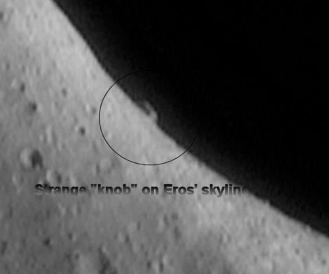 Asteroid 433-Eros from NEAR (9) - Original and HR
Dettaglio del rilievo che, anche senza ingrandimento, già ci appare ben visibile nel frame che precede. Si tratta, con ogni probabilità, della parte superiore di una collinetta (anche se - forse - sarebbe meglio parlare di un semplice "outcrop", date le modeste dimensioni dell'Asteroide). 
La NASA, purtroppo, non ci è stata di aiuto quando abbiamo chiesto delle delucidazioni al riguardo.
Parole chiave: Asteroid 433-Eros - Anomalous Surface Feature