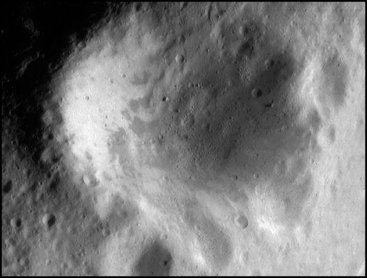 Asteroid 433-Eros from NEAR (10) - Original and HR
Dettaglio del cratere "Psiche". 
Da notare, su parte delle pareti e sul fondo di Psiche, alcune curiose discolorazioni, che noi interpretiamo essere delle evidenze di "movimenti" superficiali relativamente recenti (forse Landslides e Dust Avalanches). Molto curiosi anche i profili, netti e definiti, di alcuni grandi massi (boulders) che giacciono in equilibrio (riteniamo) instabile, ad ore 10 (Sx, porzione di pendìo Ovest) e ad ore 3 (Dx, porzione di pendìo Est di Psiche).
Parole chiave: Asteroid