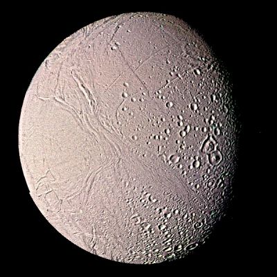 Enceladus from Voyager 2
Immagine Voyager 2 di Enceladus in "natural colors". Anche per questa fotografia il contrasto è stato leggermente esaltato, in maniera tale da rendere visibili i lievi dettagli e le formazioni crateriche e montuose (canali inclusi) che caratterizzano questa "Luna di Ghiaccio".
Parole chiave: Saturn's Moons - Enceladus