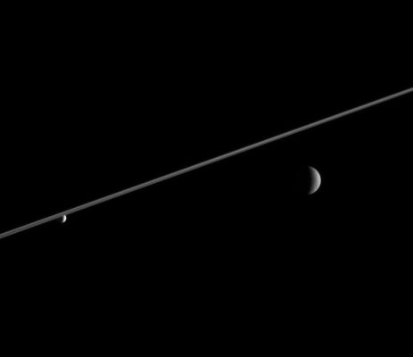 Enceladus and Rhea, divided by the Rings
Caption originale:"Rhea and Enceladus hover in the distance beyond Saturn's Ring-Plane. Enceladus (left, 505 Km - about 314 miles - wide), bathed in icy particles from Saturn's E-Ring, appears noticeably brighter than Rhea (right, 1528 Km - about 949 miles - wide). 

The image was taken in visible light with the Cassini spacecraft narrow-angle camera on Feb. 8, 2006, at a distance of approx. 4,3 MKM (such as about 2,7 MMs) from Enceladus and 4,6 MKM (about 2,9 MMs) from Rhea. 

The image scale is approx. 26 Km (roughly 16 miles) per pixel on Enceladus and about 28 Km (roughly 17 miles) per pixel on Rhea.
Parole chiave: Saturn's Moons - Enceladus and Rhea