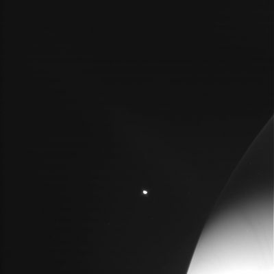 Enceladus from about 6.000.000 Km
Ecco un'immagine davvero interessante e che vale la pena studiare con attenzione: essa ritrae il bordo di Saturno, una delle sue lune (Enceladus) ed alcune stelle sullo sfondo. Non possiamo non notare il costante miglioramento nella qualità delle immagini e, sempre più spesso, la mancanza di "strisce di luce" le quali, come alla NASA hanno ribadito più volte, sono le inevitabili tracce del pasaggio di raggi cosmici. Noi vorremmo capire come i Tecnici NASA hanno fatto per eliminare le "strisciature": un cambio delle modalità di ripresa o una pulizia elettronica "ex post" di tutte le immagini? La differenza, come capirete, è essenziale...
Parole chiave: Saturn's Moons - Enceladus