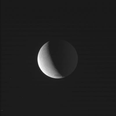 Crescent Enceladus (1)
Due bellissime istantanee di Enceladus, una delle "Lune Minori" di Saturno. Il volume di dettagli della superficie di Enceladus che si riescono a cogliere con questo frame è davvero notevole, specie allorchè si guarda verso la linea del terminatore. 
Non ci sono anomalie in queste immagini (o, almeno, noi non ne abbiamo viste); in compenso si tratta di due vedute di questo mondo gelido assolutamente splendide, da conservare.
Parole chiave: Saturn's Moons - Enceladus