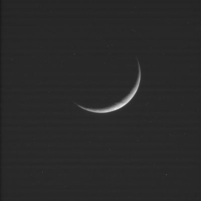 Crescent Enceladus (2)
Una falce sottilissima e l'immagine - in full frame - è costellata da artefatti fotografici. In realtà il frame è comunque bellissimo e gli artefatti che vediamo nella versione piena della fotografia ci sono comunque utili per imparare a riconoscerli.
Parole chiave: Saturn's Moons - Enceladus