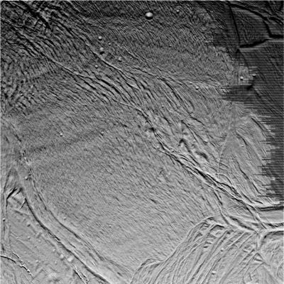 Enceladus: from VERY close! (1)
Una serie di 4 immagini ravvicinate (riprese da una distanza media di circa 1200 Km dalla superficie di questa "Luna di ghiaccio" la quale - a detta degli Scienziati - riflette la luce come se fosse "neve fresca") che ci mostrano lo stupefacente volto di Encelado. 
In tutte le 4 immagini che Vi proponiamo sono chiaramente visibili delle lunghissime (ed intricate!) reti di crepacci ("cracks" e/o "chasmas") i quali, nel caratterizzare questa piccola Luna, la rendono, in qualche maniera, piuttosto simile - visivamente - alla Luna Gioviana "Europa". 
In questo primissimo frame, inoltre, si può notare una sostanziale mancanza di crateri; una mancanza che, talvolta, può essere indice di una (relativa) 'gioventù geologica' della superficie!
Parole chiave: Saturn's Moons - Enceladus