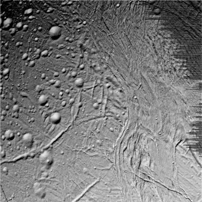 Enceladus: from VERY close! (2)
In questa seconda immagine del Fly-by della Sonda Cassini su Encelado possiamo vedere, sul lato Sx del frame, a ridosso di un grande crepaccio che descrive un ampio arco di circonferenza (ed in apertissima contrapposizione rispetto al panorama che invece caratterizza il lato Dx dell'immagine: cioè un'area della superficie Enceladiana TOTALMENTE ricoperta da solchi, canali e crepacci), un vero e proprio "crater cluster", ossìa un "ammasso di crateri". 
Questo 'crater cluster' costituisce la prova indelebile (o quasi...) di un'intensa e ravvicinata attività di bombardamento meteorico la quale ebbe ad interessare Encelado in epoche (molto probabilmente) assai remote.
Parole chiave: Saturn's Moons - Enceladus