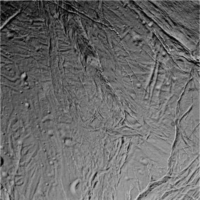 Enceladus: from VERY close! (3)
Nella terza immagine di Encelado (ripresa da circa 1100 Km di distanza dalla sua superficie) ci troviamo ancora davanti agli occhi un frammento di questo mondo di ghiaccio, suggestivo e contraddittorio: vediamo dei "fasci" - letteralmente - di solchi e canali e, di tanto in tanto, qualche area leggermente craterizzata di modeste dimensioni. 
Se prestate una particolare attenzione ai dettagli dovreste anche riuscire a vedere - senza necessariamente ingrandire l'immagine - alcuni crateri che, sebbene sìano completamente sepolti, risultano ancora visibili ("buried craters", verso il centro del frame) ed altri (sulla Sx) tutt'ora ben definiti e "a nudo" (cioè non interessati da eventi modificativi del loro stato esteriore). Si tratta, forse, di crateri antichi rapportati ad altri recenti? Non ci sono (ancora) elementi sufficienti per operare una valutazione credibile al riguardo, ma la nostra impressione è che la fase di maggior craterizzazione di Encelado risalga ad un periodo unitario e che la causa di tali...
Parole chiave: Saturn's Moons - Enceladus