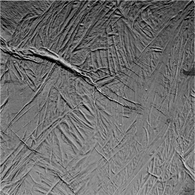 Enceladus: from VERY close! (4)
...diversità fra zone e zone e, all'interno della medesima zona, fra crateri e crateri, possa/debba essere ricercata in eventi occorsi in epoche successive a quelle che esposero questa luna Saturniana, in maggiore misura, a bombardamenti meteorici (epoche, queste ultime, risalenti agli albori del Sistema Solare).
Staremo a vedere. Nell'ultimo frame che Vi proponiamo ci pare opportuno suggerirVi di concentrare la Vostra attenzione sul gigantesco crepaccio che segna così profondamente (e nettamente!) la superficie di Encelado. Un crepaccio che, considerate le caratteristiche della superficie circostante, potrebbe aver avuto (in parte) origine da eventi "interni". Attenzione: NON stiamo suggerendo che Encelado sia ancora geologicamente attivo (non esistono elementi a supporto di tale ipotesi). Pensiamo ad un movimento di masse (liquide?) sotterranee rispetto a masse (solide) superficiali dovuto, magari, ad un notevole e repentino rialzo termico provocato, p.e., dall'impatto di un bolide di cospicue dimensioni.
Parole chiave: Saturn's Moons - Enceladus