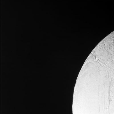 Enceladus, from approx. 51.000 Km
Una sequenza di frames che ci mostrano il rapido passaggio ravvicinato (---> fly-by) della Sonda Cassini accanto al corpo celeste più luminoso dell'intero Sistema Solare. Molto suggestive sono queste prime immagini del bordo (---> limb) di Encelado, ma estremamente interessanti, non solo dal punto di vista scientifico, sono i frames che ci mostrano la superficie di questa gelida luna Saturniana.
Ma andiamo con calma...
Parole chiave: Saturn's Moons - Enceladus