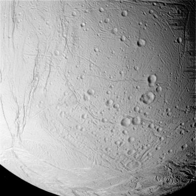 Enceladus, from approx. 46.000 Km
Gli immensi crepacci e le striature (la cui origine è ancora ben lungi dall'essere anche solo immaginata) che caratterizzano tutta la superficie di Encelado sono molto ben definiti in questa veduta della "luna di neve", ripresa da una distanza di circa 46.000 Km. 
Parole chiave: Saturn's Moons - Enceladus