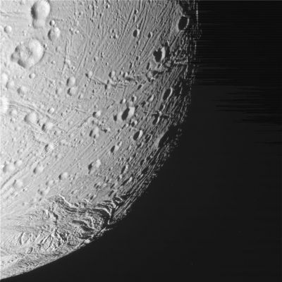 Enceladus, from approx. 28.000 Km
Ancora un'immagine del bordo di Encelado la quale ci consente di apprezzare, attraverso le ombre che definiscono i rilievi più significativi, una fittissima rete di canyons ed un quantitativo di crateri da impatto non particolarmente elevato (un chiaro segno, quest'ultimo, di una recente - in senso geologico... - ancorchè parziale 'ridefinizione' della superficie di questo corpo celeste). 
Parole chiave: Saturn's Moons - Enceladus