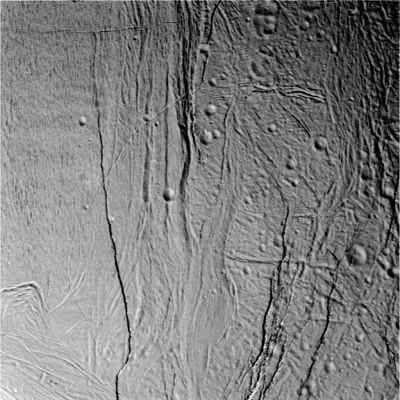 Enceladus, from approx. 25.000 Km
Osservate con molta attenzione gli innumerevoli "cracks" della superficie di Encelado: si tratta di canyons che sembrano essere il residuo visibile di un'intensissima attività sismica (?) occorsa qualche milione di anni fa. 
Queste immagini comunque, sebbene enigmatiche, rispondono ad uno schema geologico che conosciamo e che abbiamo incontrato più volte nel Sistema Solare (pensate, p.e., alle lune Gioviane Ganimede ed Europa oppure alla stessa luna Saturniana Dione). 
Certo, ogni corpo celeste fa "storia a sè", ma è altrettanto vero che c'è sempre la possibilità di sussumere corpi celesti aventi caratteri simili all'interno di categorie omogenee. Quello che ci è difficile interpretare ed "omogeneizzare", invece, è il canyon che vedrete nel prossimo frame: si tratta di qualcosa che non potrà non sorprenderVi...
Parole chiave: Saturn's Moons - Enceladus