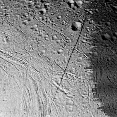 Enceladus, from approx. 22.500 Km : a controversial "crack"
Non ci vogliono "occhi da geologo" o grandi esperienze nella classificazione dei rilievi superficiali dei corpi celesti esterni per capire che il crack che attraversa tutta l'immagine presenta della caratteristiche assolutamente peculiari ed anomale. Esso sembra avere inizio dal margine di un piccolo cratere da impatto (che vedete in basso, a ridosso del bordo inferiore del frame) e poi si prolunga per centinaia di Km, seguendo quasi una linea retta ed aumentando le proprie dimensioni per poi, improvvisamente, dopo aver costeggiato un grande cratere da impatto, dividersi in due cracks più piccoli e tortuosi (parte alta dell'immagine). 
Si tratta di un crack "giovane", senza dubbio, e molto diverso da quelli che caratterizzano la maggior parte di questa piccola luna.
Parole chiave: Saturn's Moons - Enceladus (controversial image)
