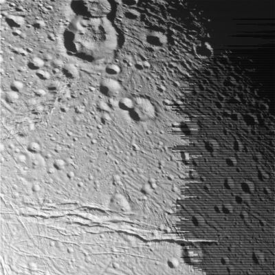 Enceladus, from approx. 21.000 Km
Un grande cratere da impatto (in alto) il quale presenta, sul suo fondo, i segni di un evidente accumulo di materiale - polveri e macigni? - il quale, probabilmente, è franato all'interno del cratere dai suoi stessi bordi (forse a causa di movimenti sismici o, magari, a seguito di processi di gravity-wasting). Potrebbe anche trattarsi, tuttavia, di quello che residua di un "central peak" il quale, nelle ere, si è quasi completamente disintegrato, lasciando al suo posto una collina di detriti.
Parole chiave: Saturn's Moons - Enceladus