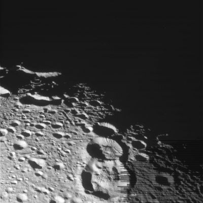Enceladus, from approx. 17.000 Km
Ancora il grande cratere che avevamo visto nel frame precedente, più vicino di oltre 4000 Km. Stupenda, semplicemente, la visione del terminatore di Encelado ed i conseguenti grandi contrasti luce-ombra, determinati dalle differenti altezze dei rilievi fotografati.
Parole chiave: Saturn's Moons - Enceladus
